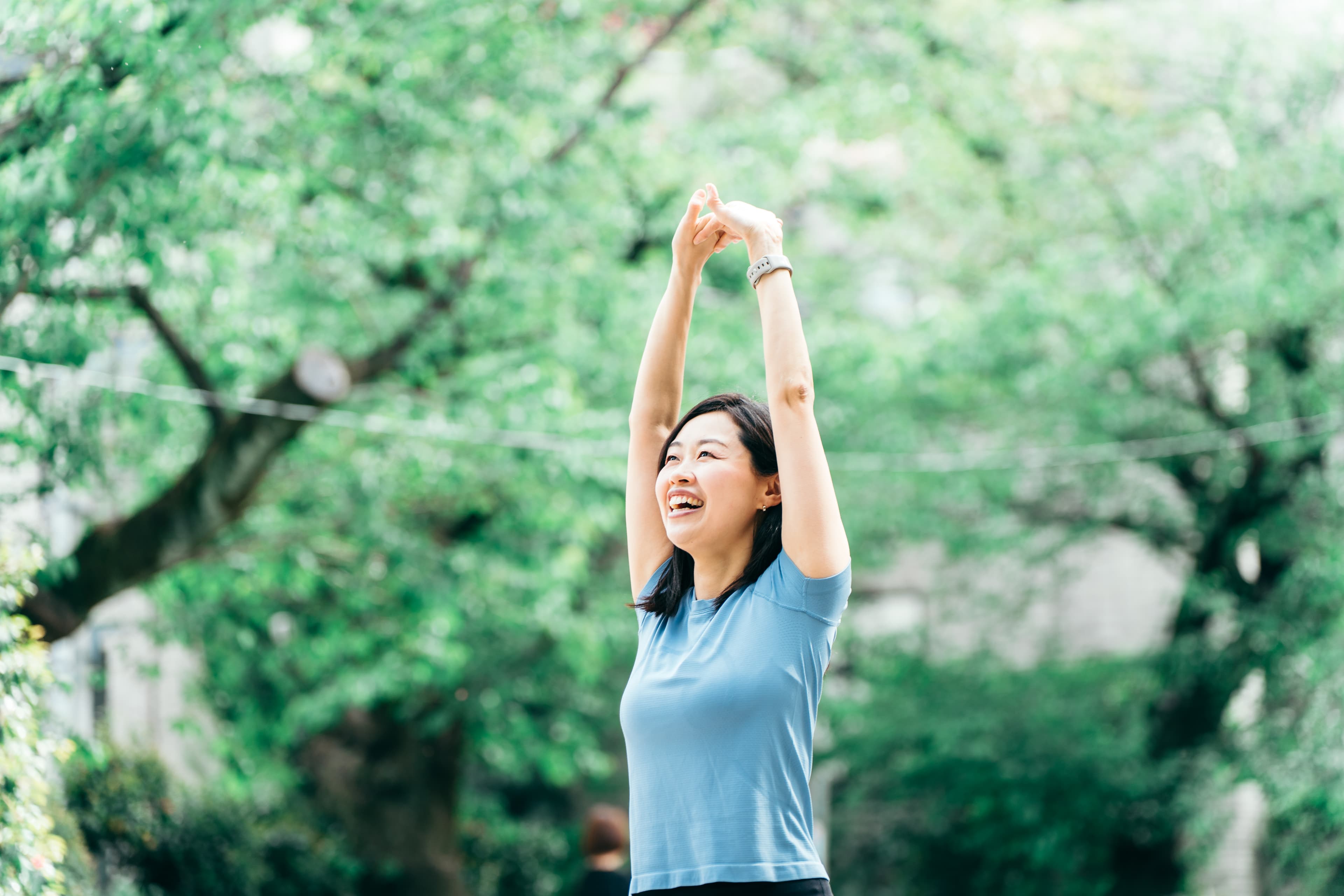 屋外での社員プロフィール写真撮影