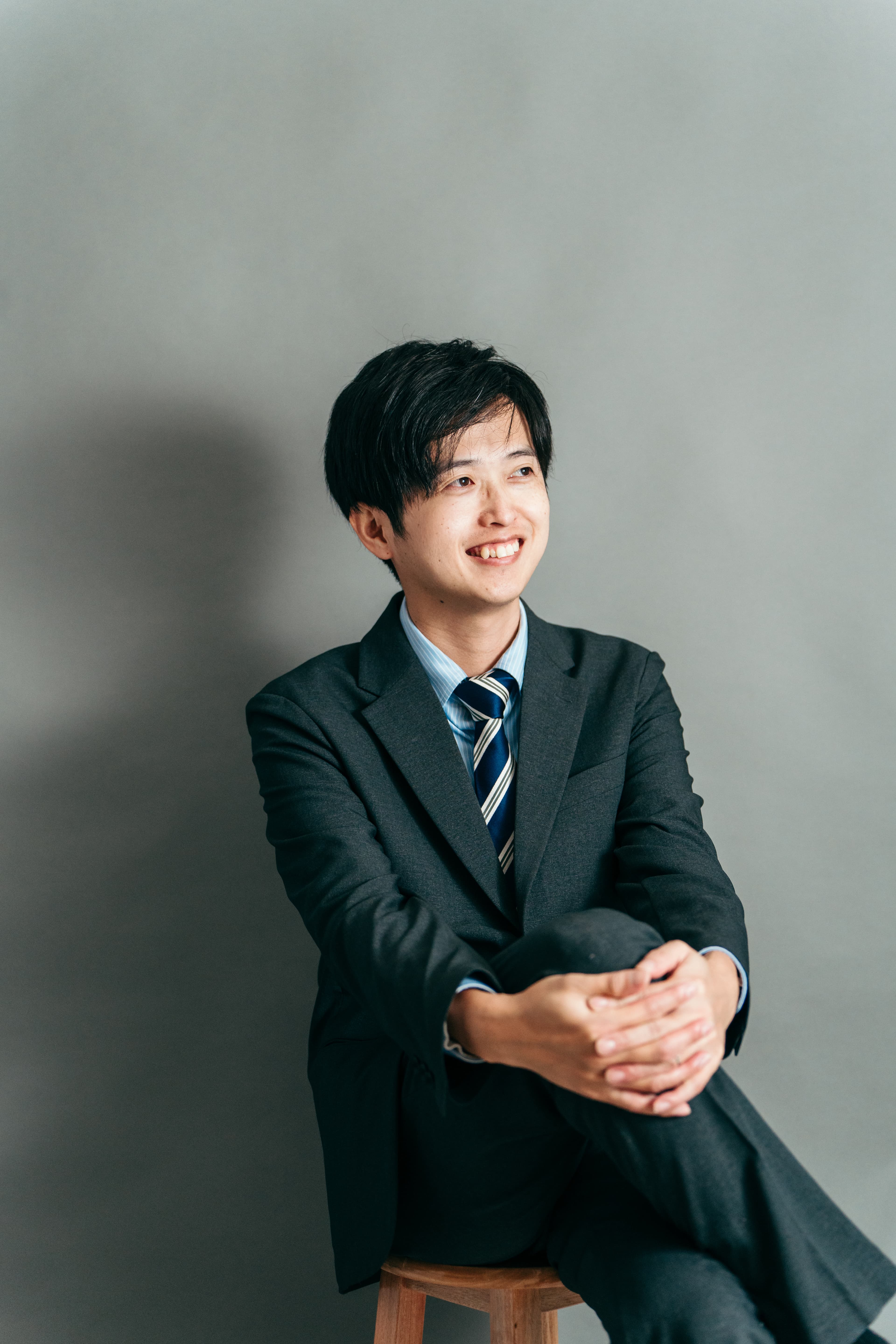 スーツ着用のビジネスプロフィール写真