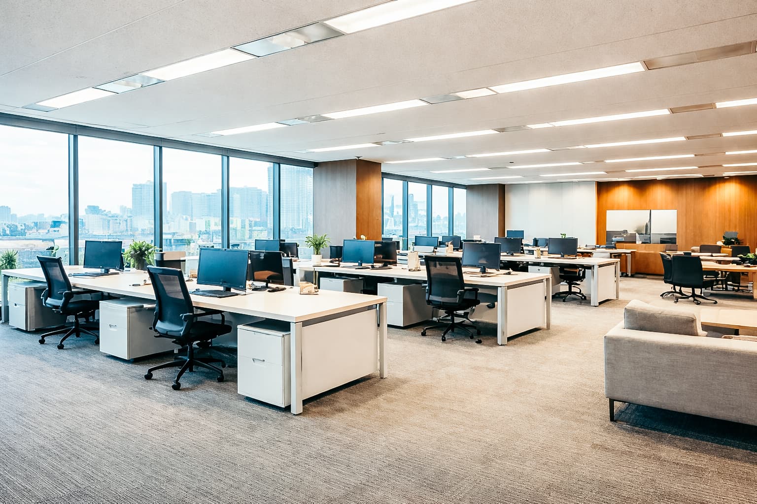 モダンなオープンオフィスの空間撮影